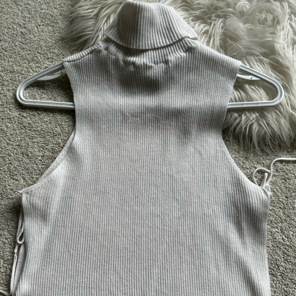 WHITE TURTLENECK TANK TOP - Picture 3 of 7